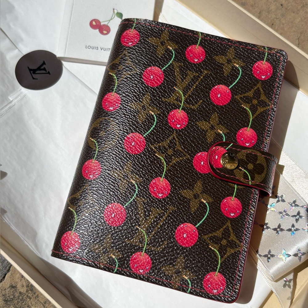 LV Takashi Murakami Cerises Agenda PM - Picture 2 of 14
